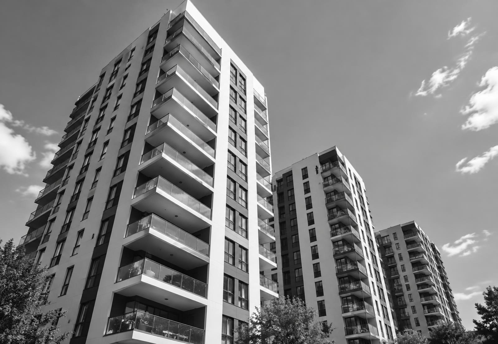 Edificios residenciales modernos vistos desde la calle